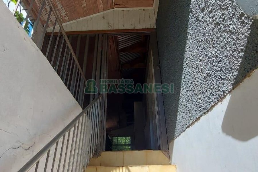 Casa Comercial com 80m², 3 dormitórios, 1 vaga, no bairro Cruzeiro em Caxias do Sul para Comprar