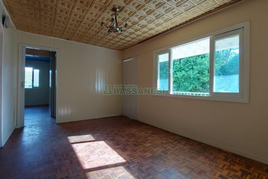Casa Comercial com 80m², 3 dormitórios, 1 vaga, no bairro Cruzeiro em Caxias do Sul para Comprar