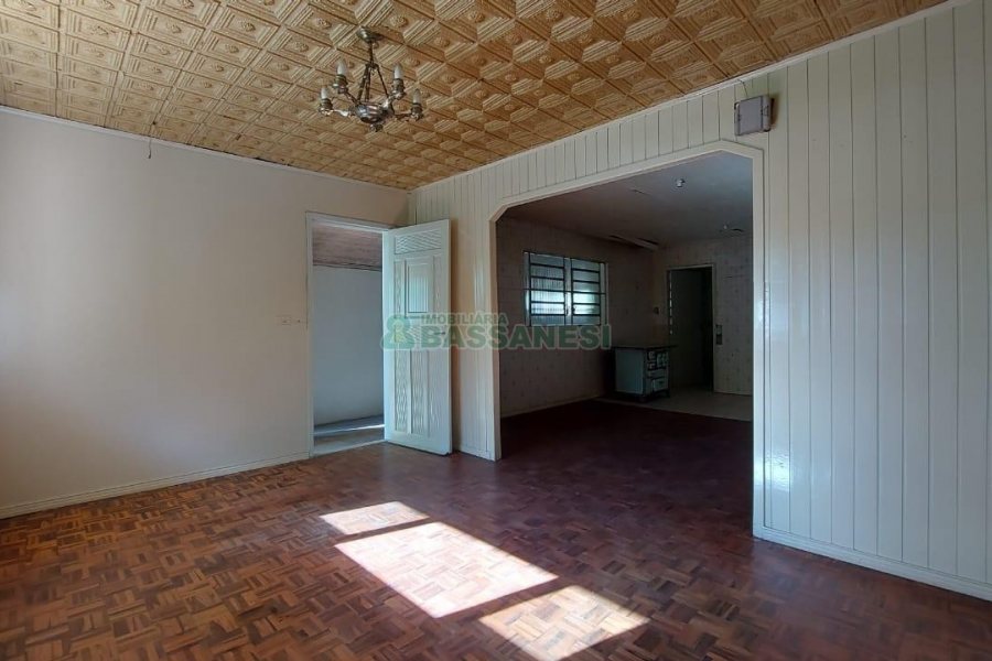 Casa Comercial com 80m², 3 dormitórios, 1 vaga, no bairro Cruzeiro em Caxias do Sul para Comprar