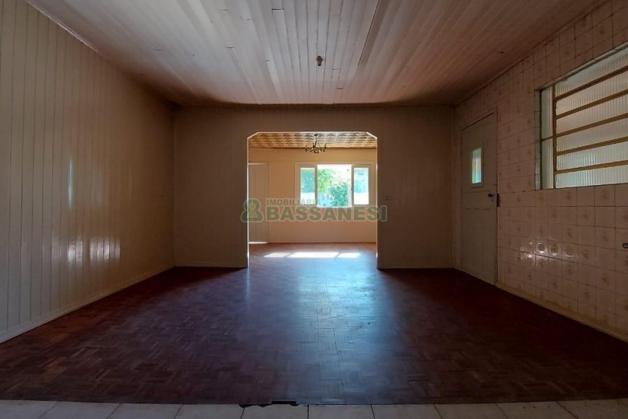 Casa Comercial com 80m², 3 dormitórios, 1 vaga, no bairro Cruzeiro em Caxias do Sul para Comprar