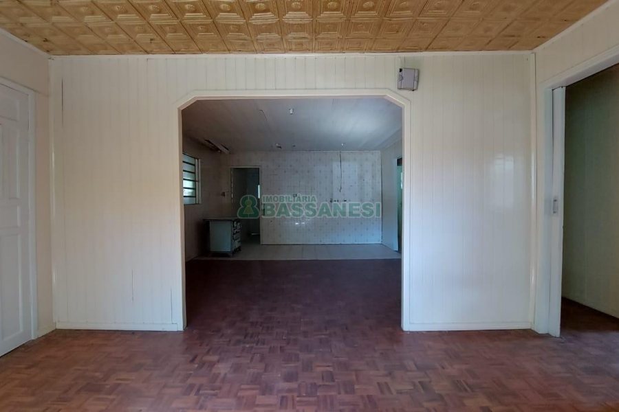 Casa Comercial com 80m², 3 dormitórios, 1 vaga, no bairro Cruzeiro em Caxias do Sul para Comprar