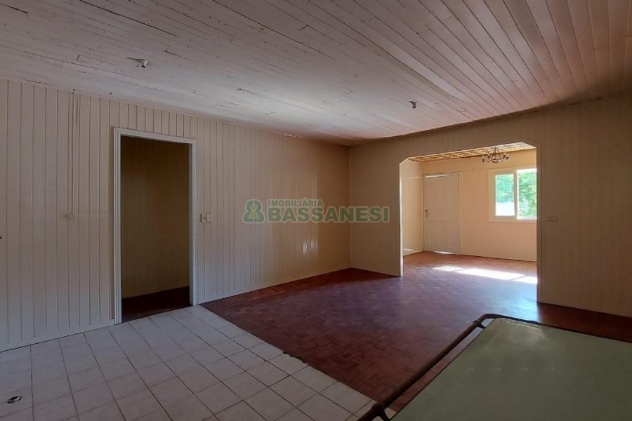 Casa Comercial com 80m², 3 dormitórios, 1 vaga, no bairro Cruzeiro em Caxias do Sul para Comprar