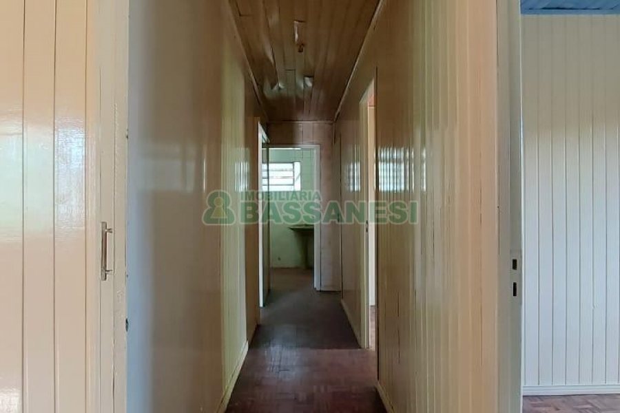 Casa Comercial com 80m², 3 dormitórios, 1 vaga, no bairro Cruzeiro em Caxias do Sul para Comprar