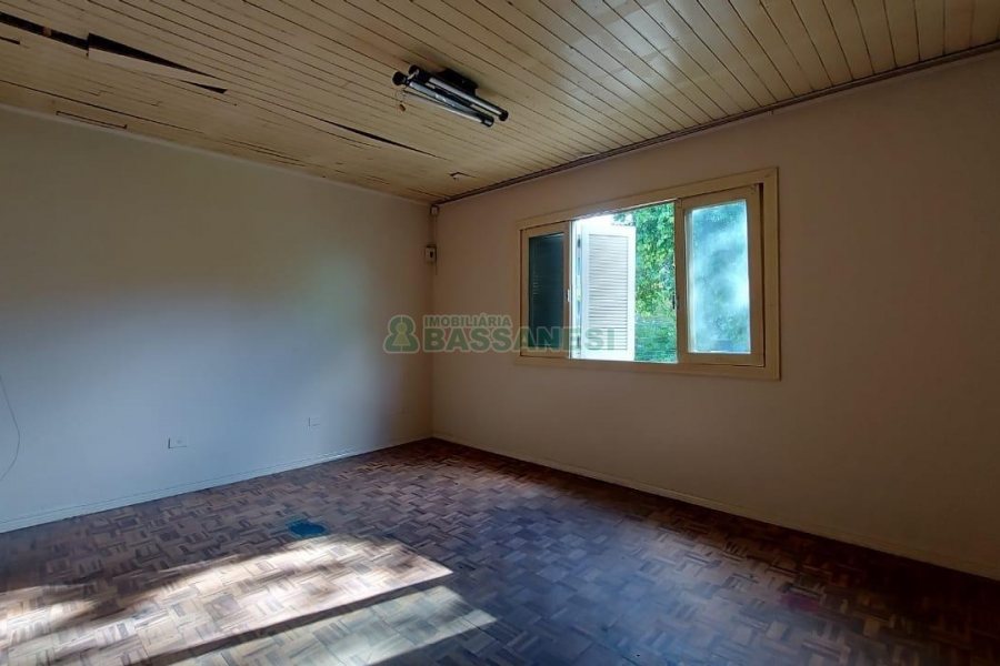 Casa Comercial com 80m², 3 dormitórios, 1 vaga, no bairro Cruzeiro em Caxias do Sul para Comprar