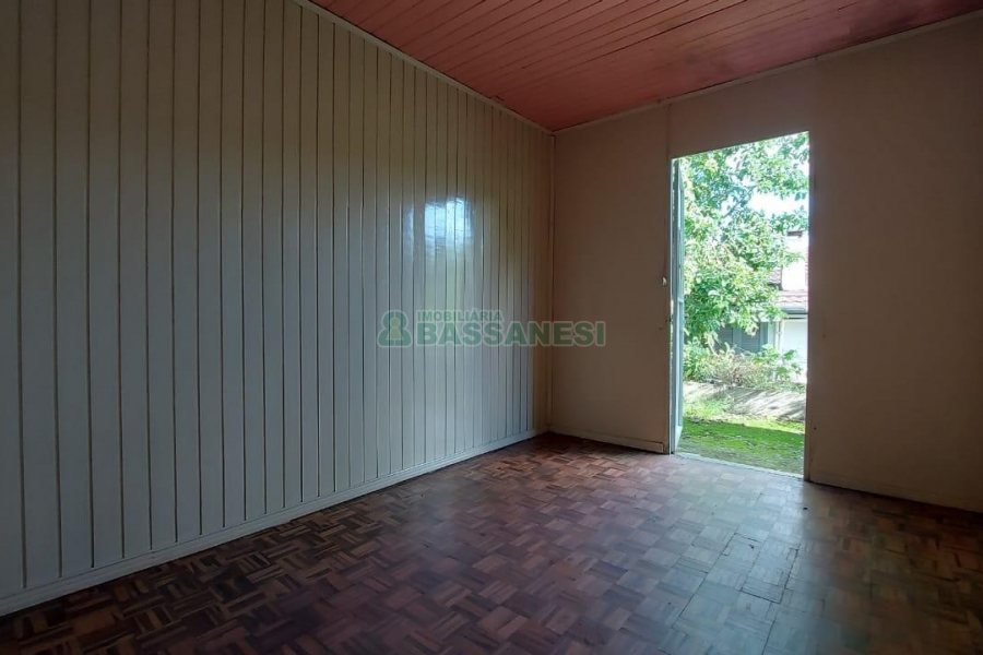 Casa Comercial com 80m², 3 dormitórios, 1 vaga, no bairro Cruzeiro em Caxias do Sul para Comprar