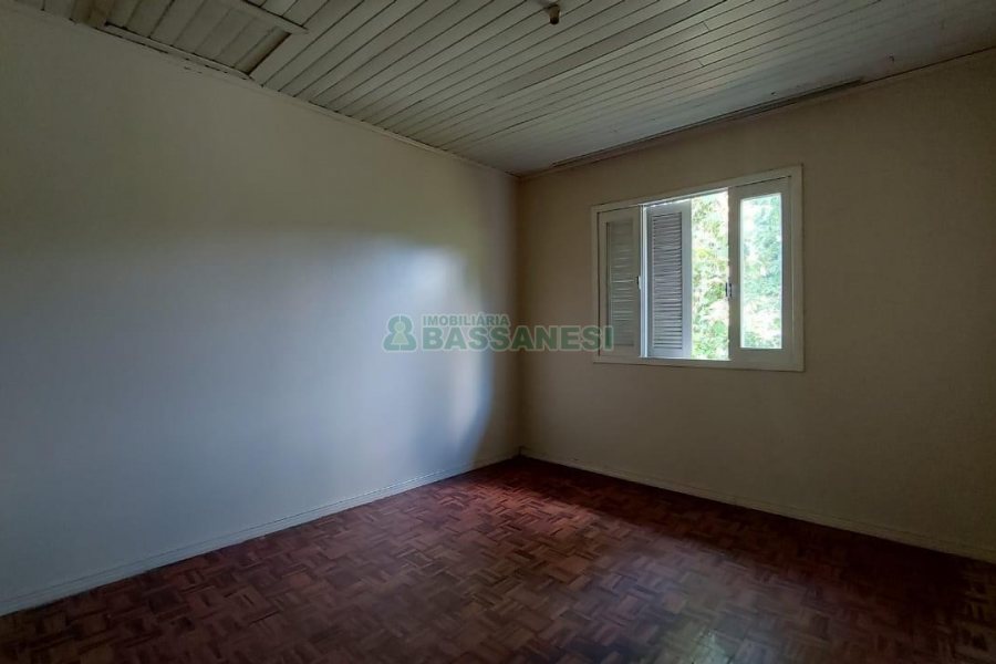 Casa Comercial com 80m², 3 dormitórios, 1 vaga, no bairro Cruzeiro em Caxias do Sul para Comprar