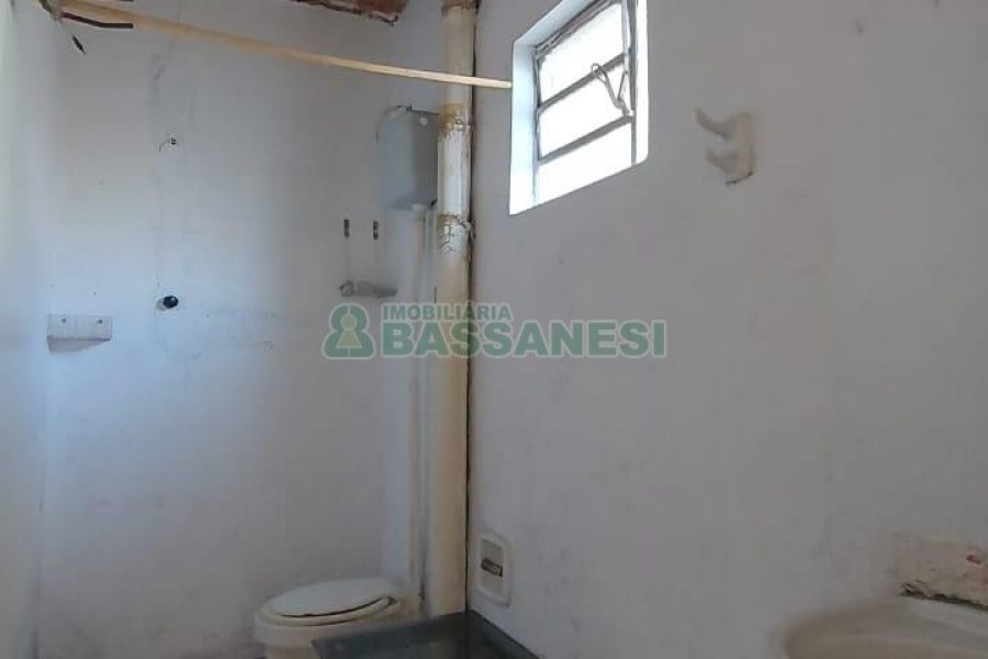 Casa Comercial com 80m², 3 dormitórios, 1 vaga, no bairro Cruzeiro em Caxias do Sul para Comprar