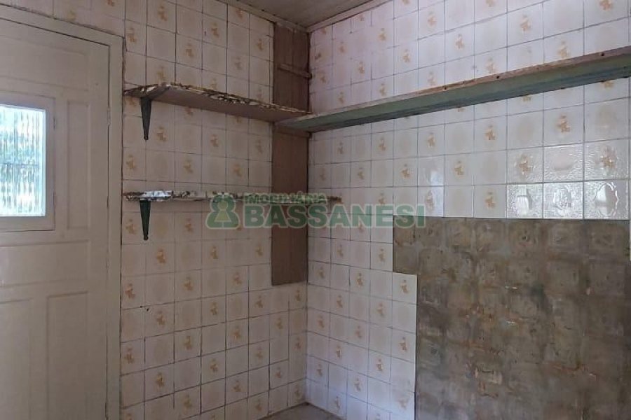 Casa Comercial com 80m², 3 dormitórios, 1 vaga, no bairro Cruzeiro em Caxias do Sul para Comprar