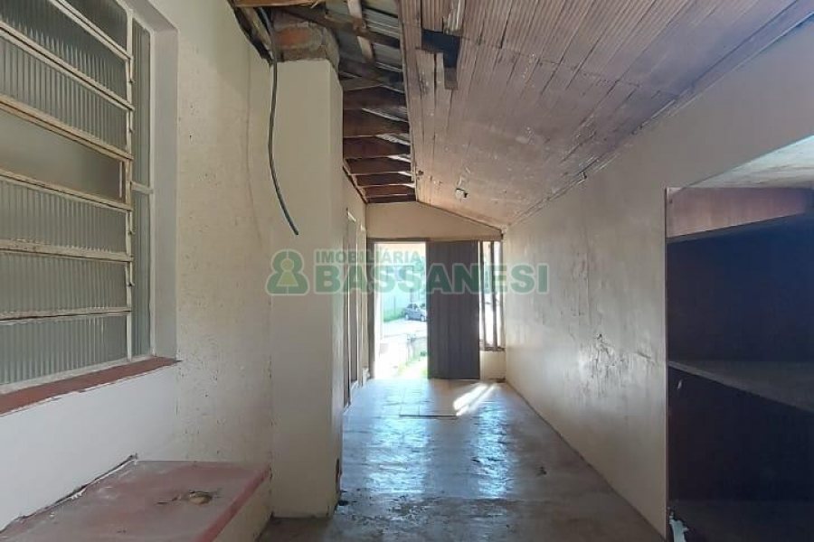 Casa Comercial com 80m², 3 dormitórios, 1 vaga, no bairro Cruzeiro em Caxias do Sul para Comprar