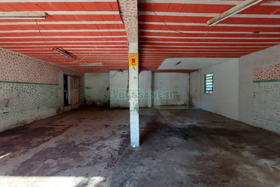 Casa Comercial com 80m², 3 dormitórios, 1 vaga, no bairro Cruzeiro em Caxias do Sul para Comprar