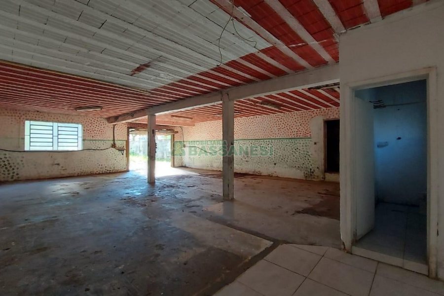 Casa Comercial com 80m², 3 dormitórios, 1 vaga, no bairro Cruzeiro em Caxias do Sul para Comprar