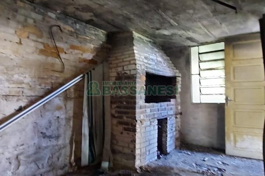 Casa Comercial com 80m², 3 dormitórios, 1 vaga, no bairro Cruzeiro em Caxias do Sul para Comprar