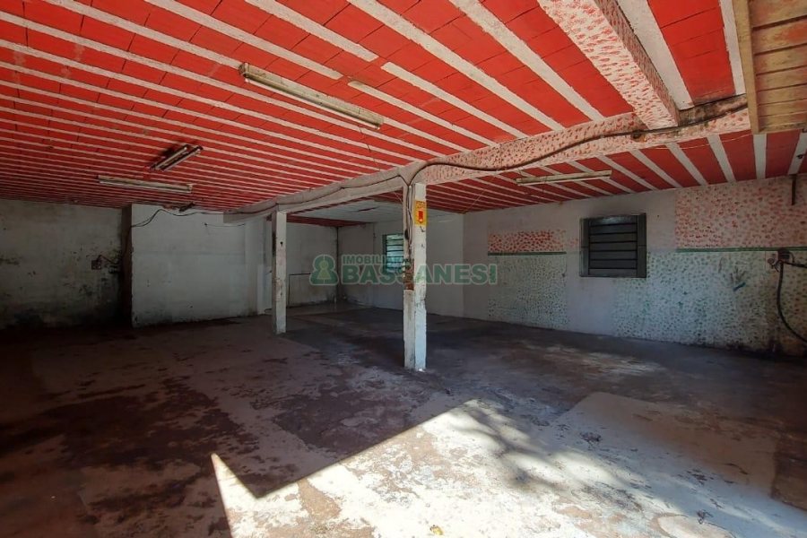 Casa Comercial com 80m², 3 dormitórios, 1 vaga, no bairro Cruzeiro em Caxias do Sul para Comprar