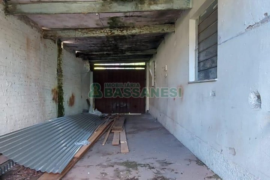 Casa Comercial com 80m², 3 dormitórios, 1 vaga, no bairro Cruzeiro em Caxias do Sul para Comprar