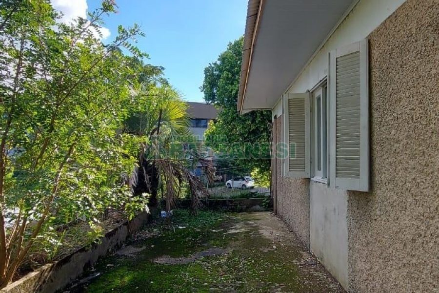 Casa Comercial com 80m², 3 dormitórios, 1 vaga, no bairro Cruzeiro em Caxias do Sul para Comprar