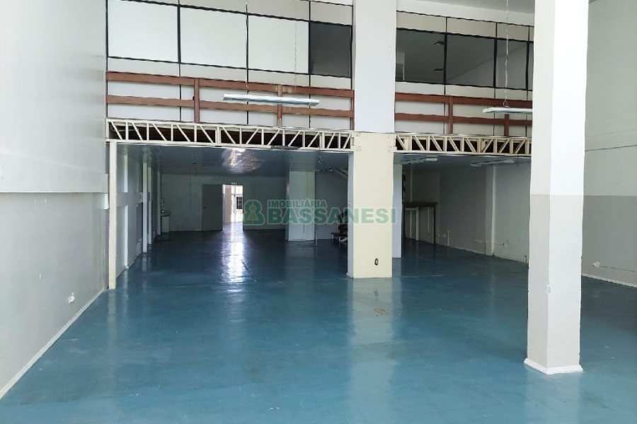Loja com 425m², no bairro São Pelegrino em Caxias do Sul para Alugar ou Comprar