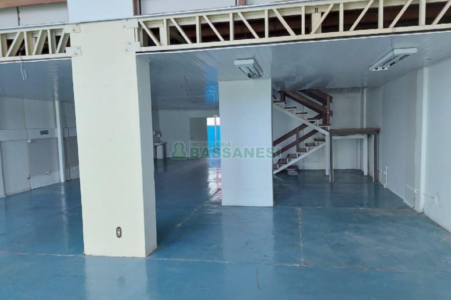 Loja com 425m², no bairro São Pelegrino em Caxias do Sul para Alugar ou Comprar