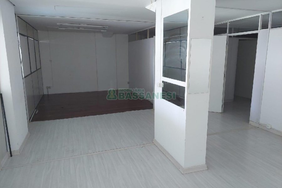 Loja com 425m², no bairro São Pelegrino em Caxias do Sul para Alugar ou Comprar