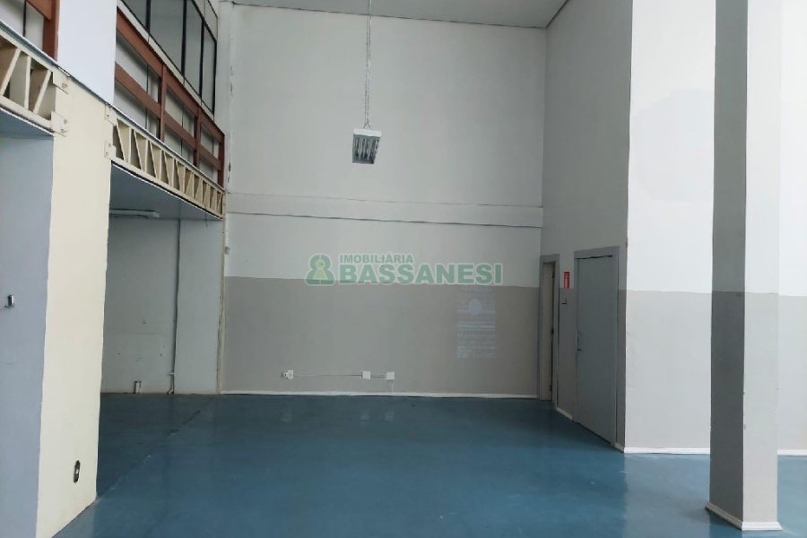 Loja com 425m², no bairro São Pelegrino em Caxias do Sul para Alugar ou Comprar
