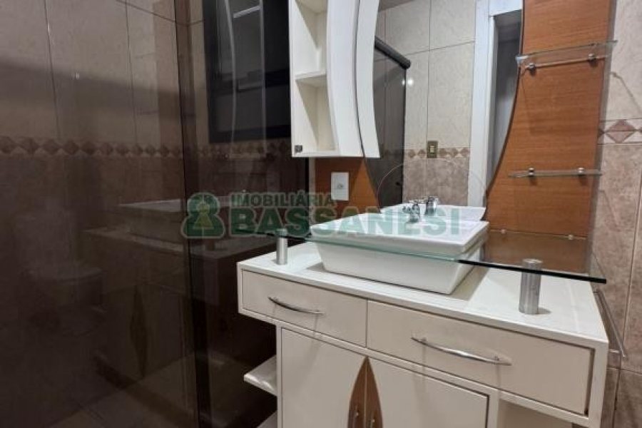 Apto Mobiliado com 85m², 3 dormitórios, 1 vaga, no bairro Centro em Caxias do Sul para Alugar