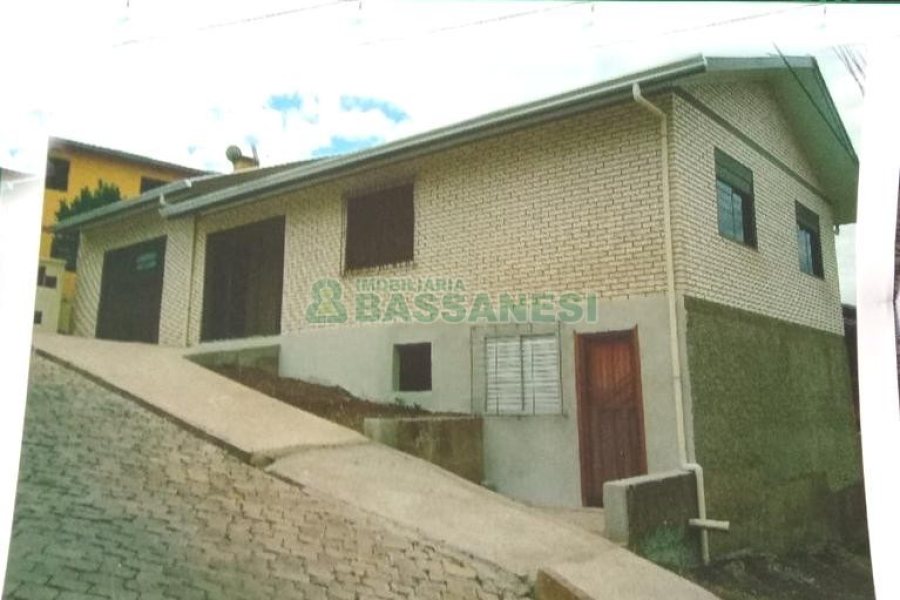 Casa com 140m², 3 dormitórios, 1 vaga, no bairro Cidade Nova em Caxias do Sul para Comprar