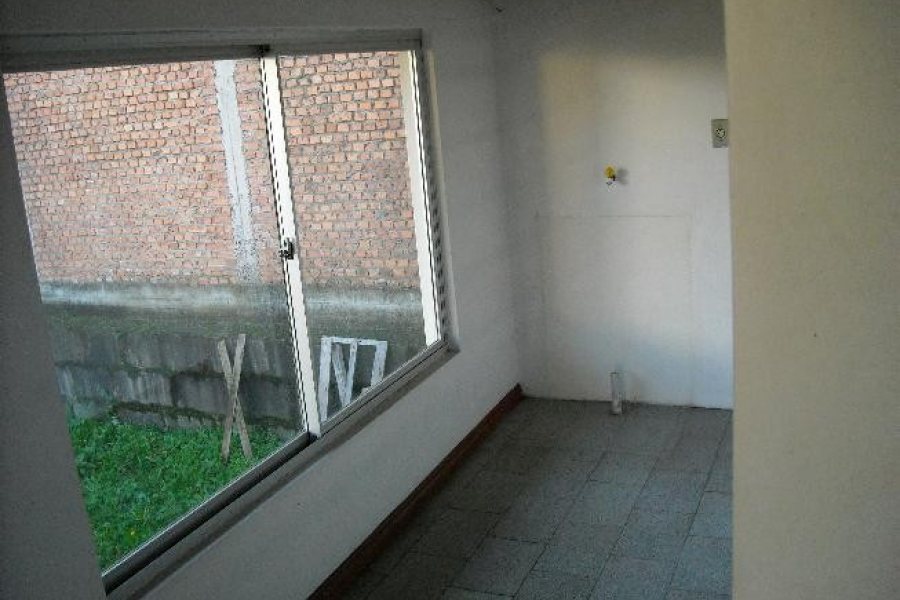 Casa com 160m², 2 dormitórios, 1 vaga, no bairro Sanvitto em Caxias do Sul para Comprar