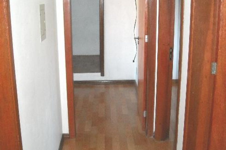 Casa com 160m², 2 dormitórios, 1 vaga, no bairro Sanvitto em Caxias do Sul para Comprar