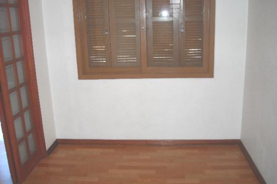 Casa com 160m², 2 dormitórios, 1 vaga, no bairro Sanvitto em Caxias do Sul para Comprar