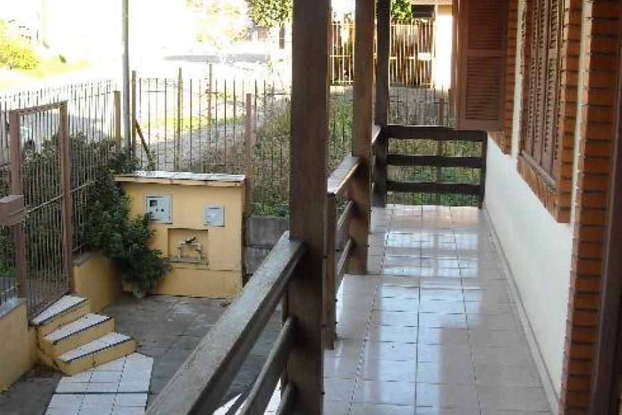 Casa com 160m², 2 dormitórios, 1 vaga, no bairro Sanvitto em Caxias do Sul para Comprar