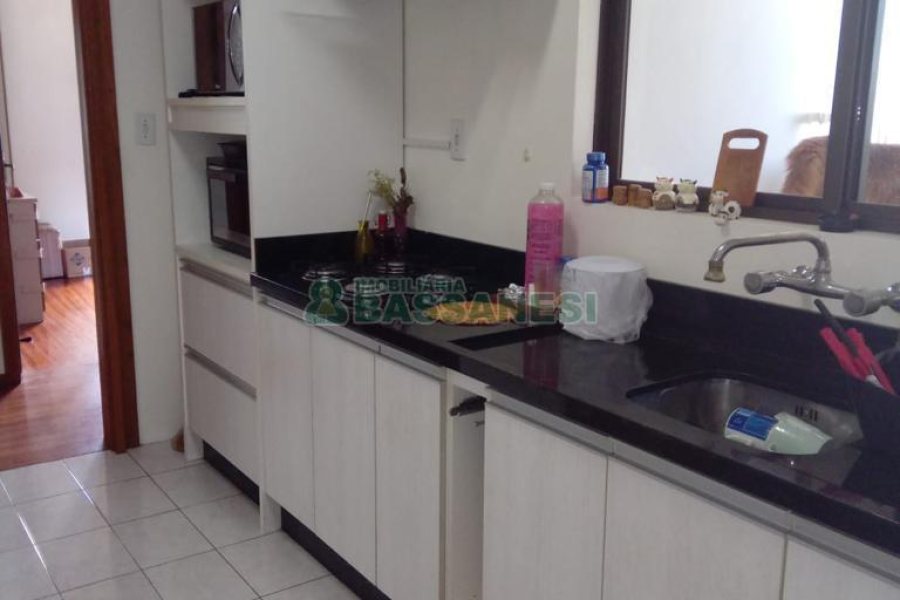 Apto Mobiliado com 85m², 2 dormitórios, 1 vaga, no bairro São Leopoldo em Caxias do Sul para Comprar