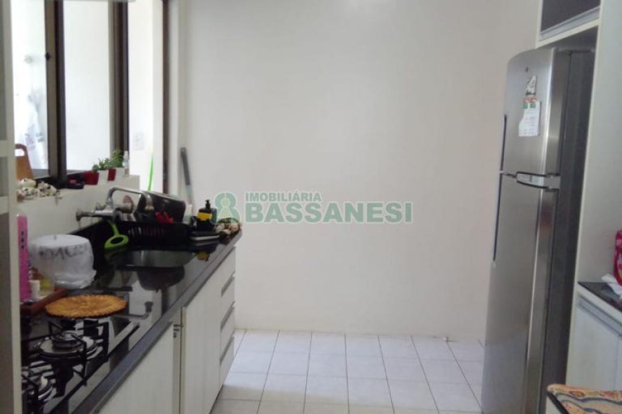 Apto Mobiliado com 85m², 2 dormitórios, 1 vaga, no bairro São Leopoldo em Caxias do Sul para Comprar