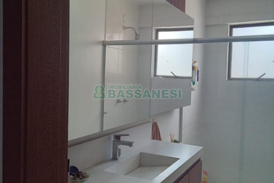 Apto Mobiliado com 85m², 2 dormitórios, 1 vaga, no bairro São Leopoldo em Caxias do Sul para Comprar
