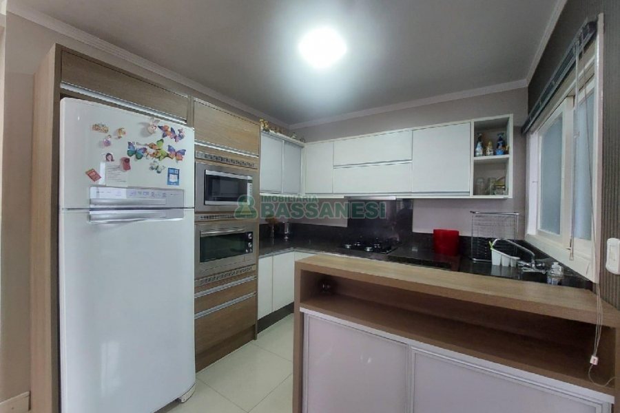 Apto Mobiliado com 95m², 3 dormitórios, 1 vaga, no bairro Cinqüentenário em Caxias do Sul para Alugar