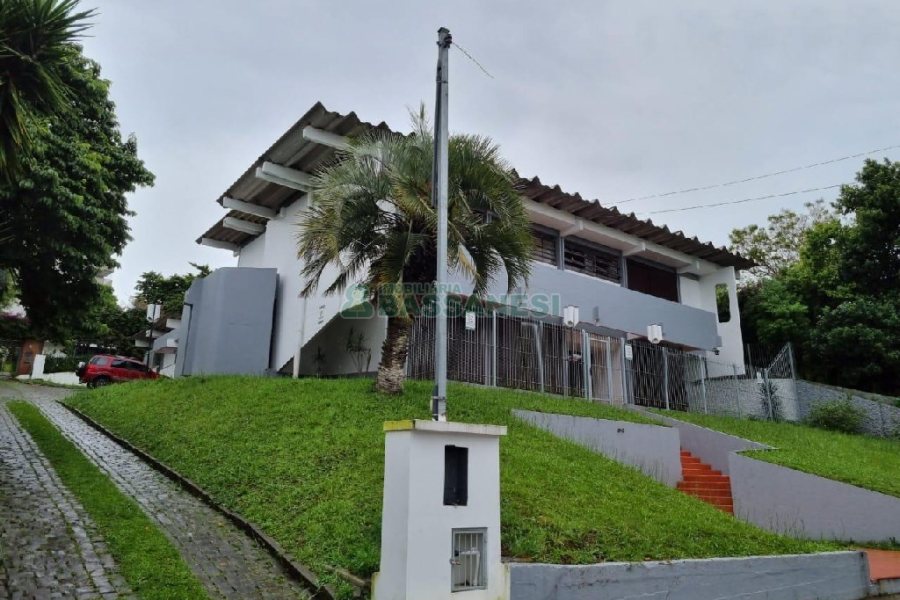 Casa Comercial com 407m², 3 dormitórios, 2 vagas, no bairro Sagrada Família em Caxias do Sul para Alugar