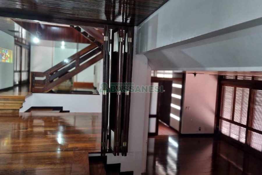 Casa Comercial com 407m², 3 dormitórios, 2 vagas, no bairro Sagrada Família em Caxias do Sul para Alugar