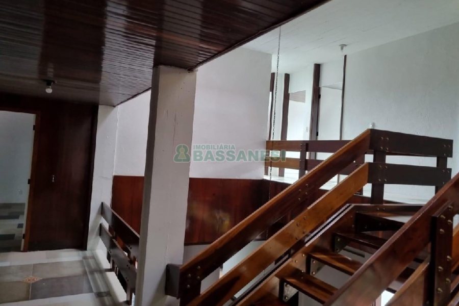 Casa Comercial com 407m², 3 dormitórios, 2 vagas, no bairro Sagrada Família em Caxias do Sul para Alugar