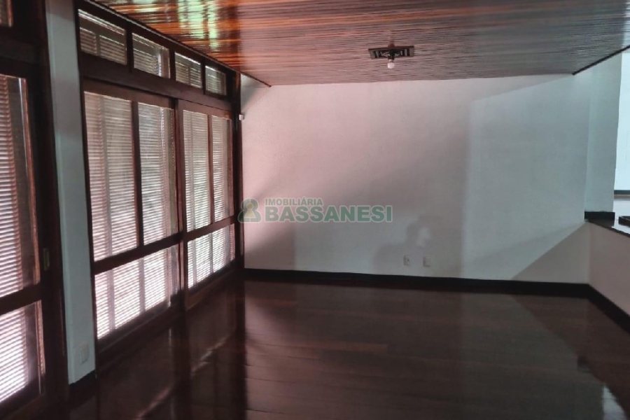 Casa Comercial com 407m², 3 dormitórios, 2 vagas, no bairro Sagrada Família em Caxias do Sul para Alugar