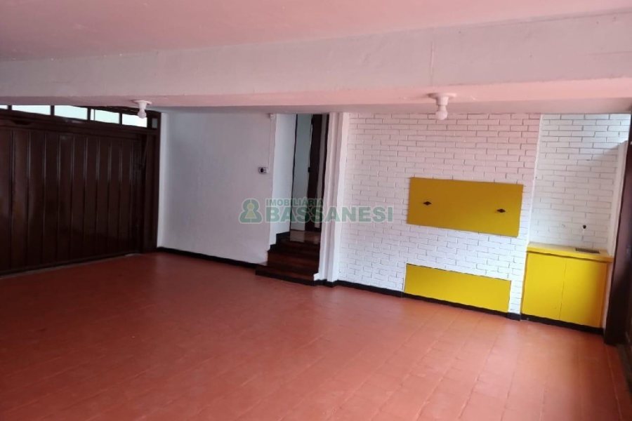 Casa Comercial com 407m², 3 dormitórios, 2 vagas, no bairro Sagrada Família em Caxias do Sul para Alugar