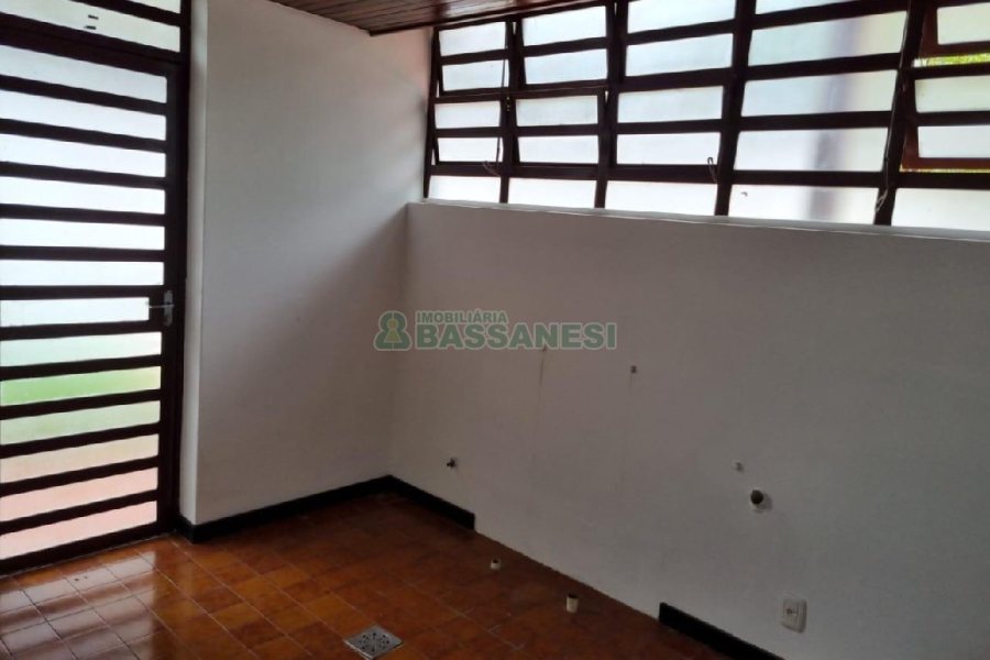 Casa Comercial com 407m², 3 dormitórios, 2 vagas, no bairro Sagrada Família em Caxias do Sul para Alugar