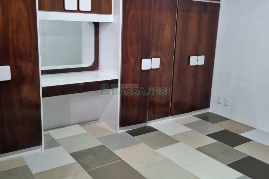 Casa Comercial com 407m², 3 dormitórios, 2 vagas, no bairro Sagrada Família em Caxias do Sul para Alugar