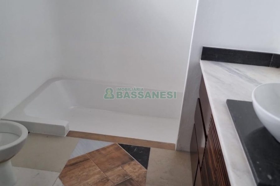 Casa Comercial com 407m², 3 dormitórios, 2 vagas, no bairro Sagrada Família em Caxias do Sul para Alugar