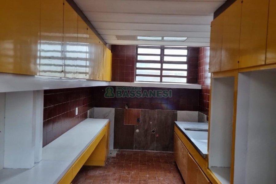 Casa Comercial com 407m², 3 dormitórios, 2 vagas, no bairro Sagrada Família em Caxias do Sul para Alugar