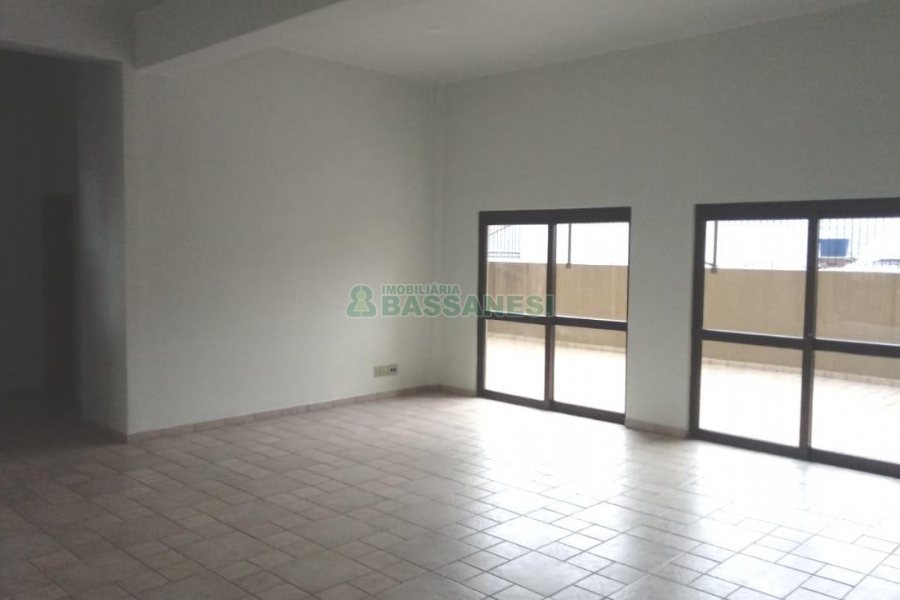 Loja com 600m², 16 vagas, no bairro Centro em Caxias do Sul para Alugar