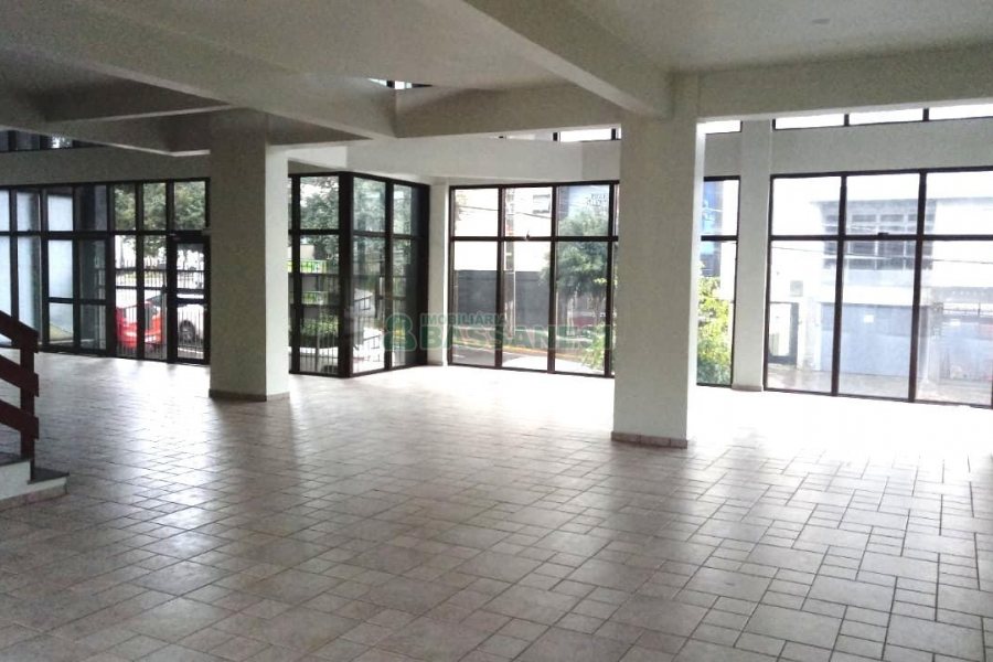 Loja com 600m², 16 vagas, no bairro Centro em Caxias do Sul para Alugar