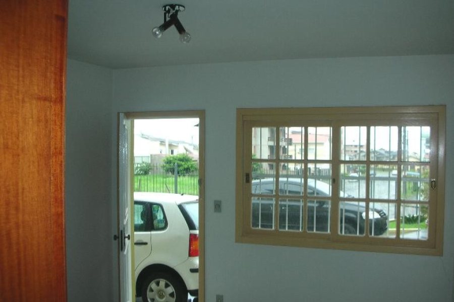 Sobrado com 110m², 3 dormitórios, 1 vaga, no bairro Vinhedos em Caxias do Sul para Alugar