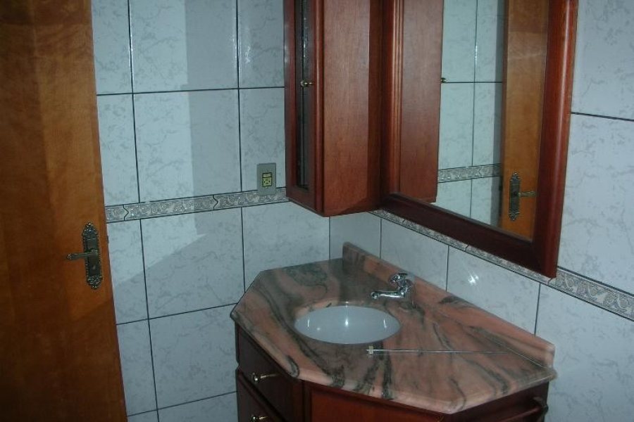 Sobrado com 110m², 3 dormitórios, 1 vaga, no bairro Vinhedos em Caxias do Sul para Alugar