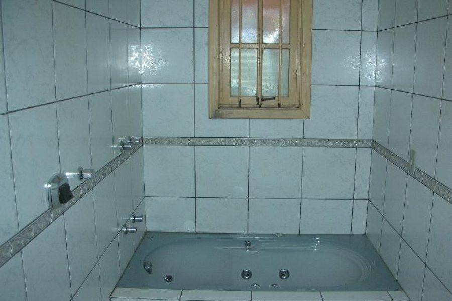 Sobrado com 110m², 3 dormitórios, 1 vaga, no bairro Vinhedos em Caxias do Sul para Alugar