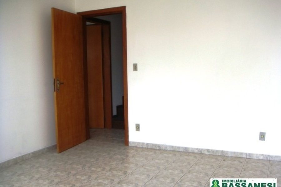 Sobrado com 110m², 3 dormitórios, 1 vaga, no bairro Vinhedos em Caxias do Sul para Alugar