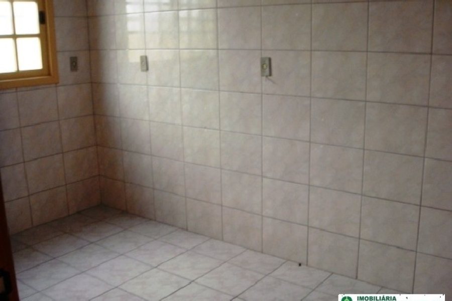 Sobrado com 110m², 3 dormitórios, 1 vaga, no bairro Vinhedos em Caxias do Sul para Alugar