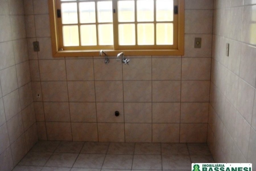 Sobrado com 110m², 3 dormitórios, 1 vaga, no bairro Vinhedos em Caxias do Sul para Alugar